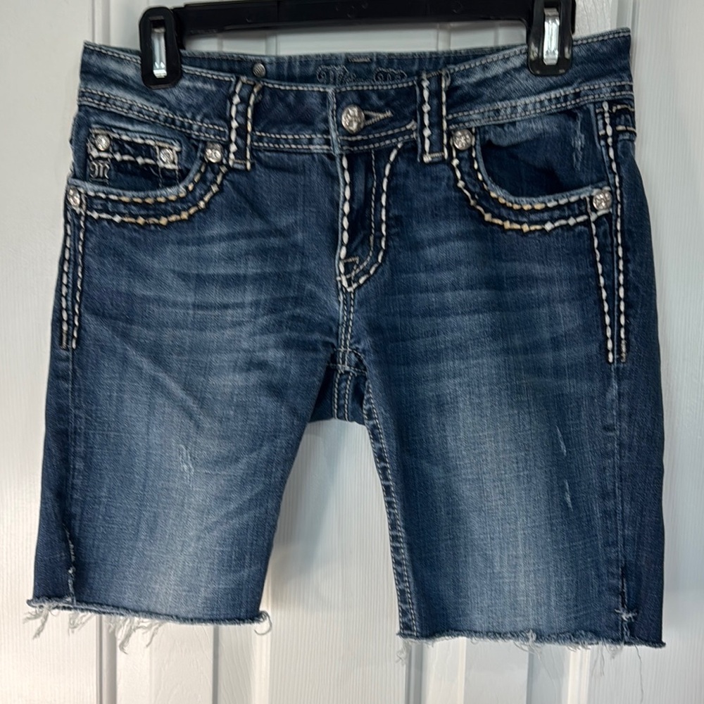 MISS ME BUCKLE MID RISE frayed hem cut off Blue Denim Shorts Size 28